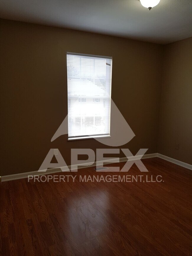 Building Photo - MOVE-IN SPECIAL, $1 RENT!! - Nice 2 Bd | 1.5 Ba Townhouse in West Knox Condo Community!