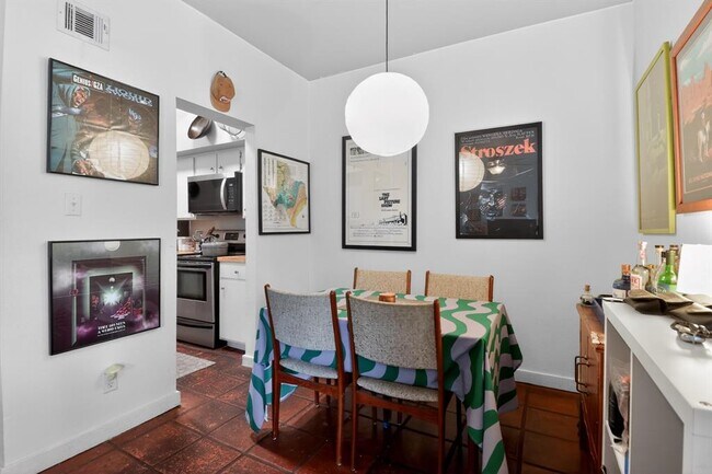 Building Photo - 1217 1/2 W 39th St