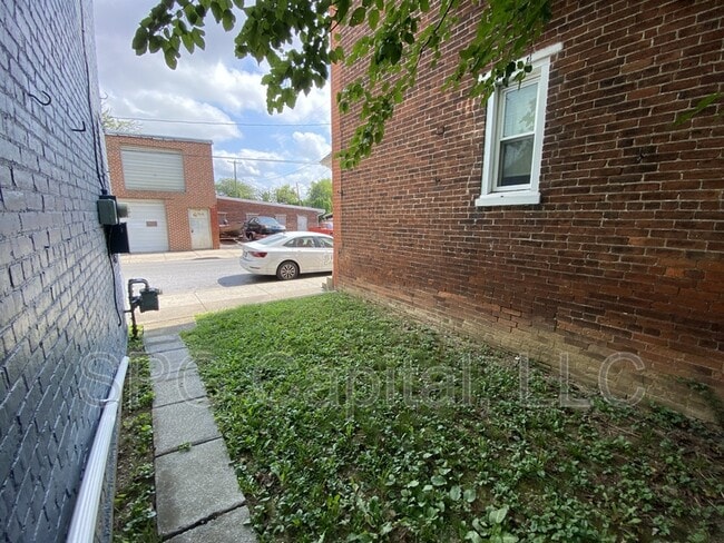 Building Photo - 124 Cedar St