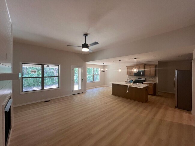 Building Photo - Beautiful, brand-new, 4-bedroom, 2-bath home in Nixa with a 3-car garage.
