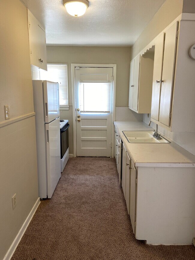 Building Photo - Cute & Cozy Two Bedroom Close to Clapp Park!