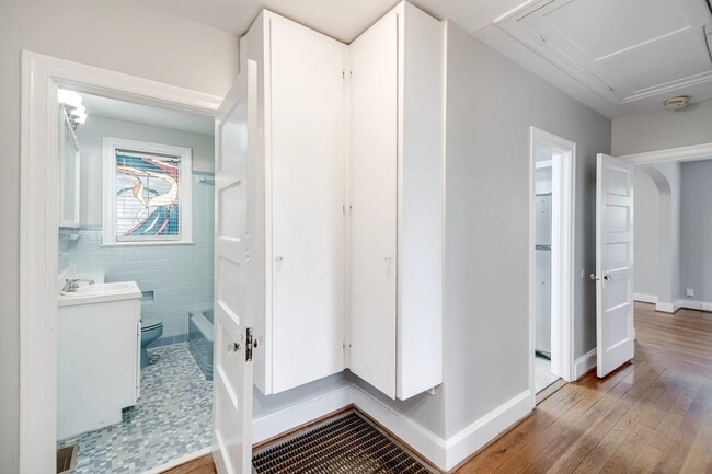 Building Photo - 1741 Oak Dr