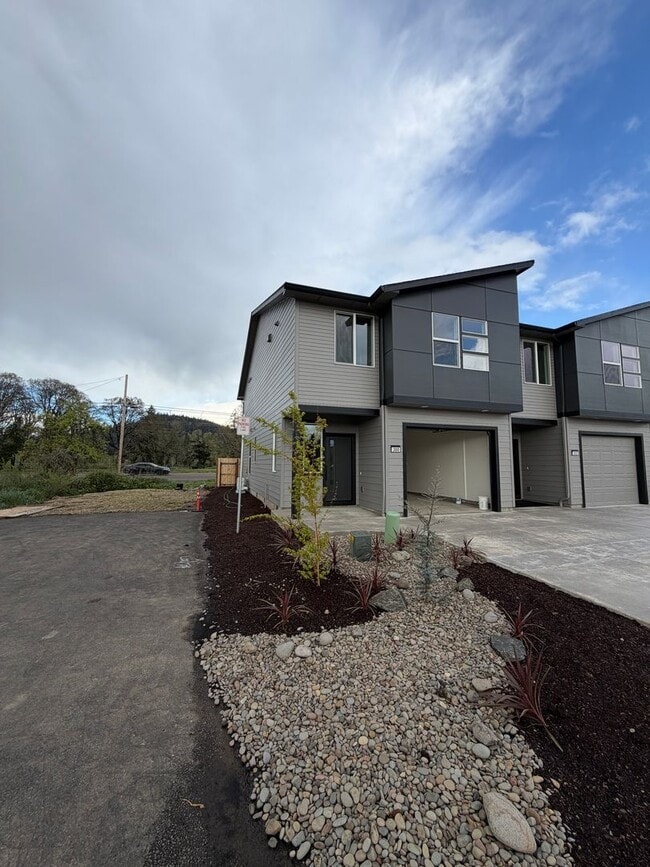 Building Photo - 300 Seven Oaks Ln