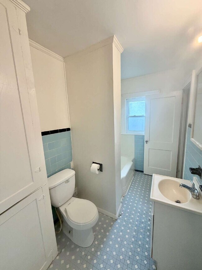 Building Photo - 3 Bedroom with a bonus room, 1 Bath Available!