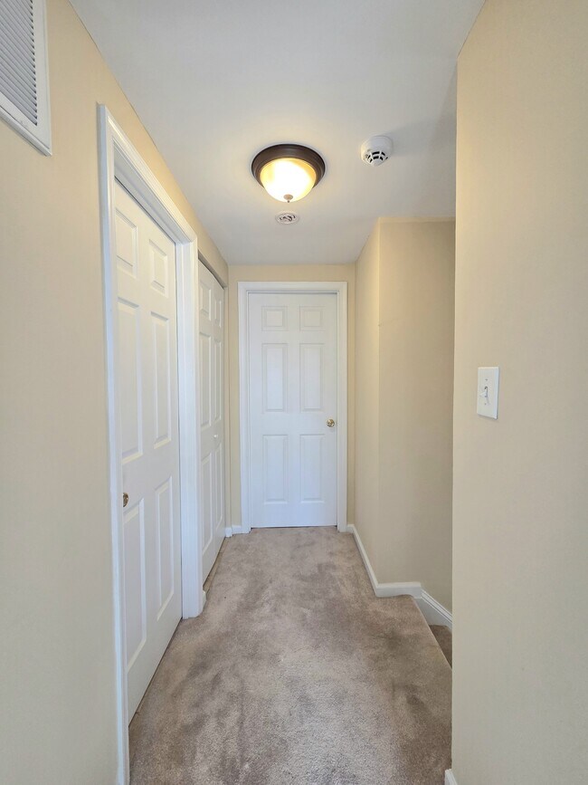 Building Photo - 108 N Gladden St