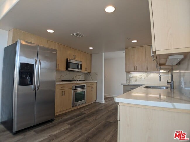 Building Photo - 5143 White Oak Ave