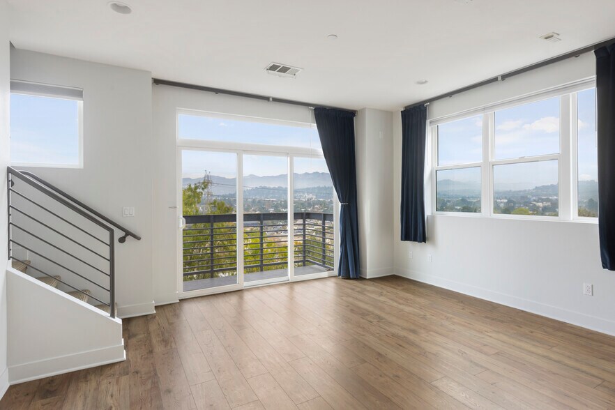 Building Photo - 2753 Waverly Dr