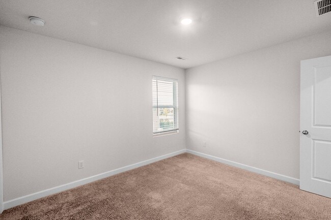 Building Photo - Beautiful and Spacious Home in the Heart of Pineville!