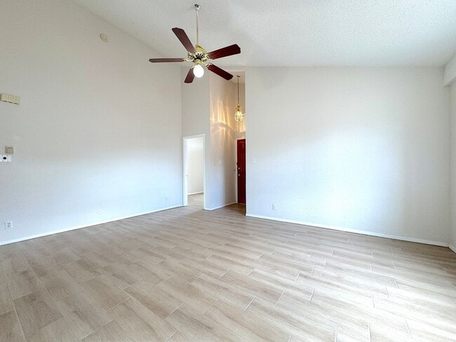 Building Photo - East El Paso 2bed/2Bath Duplex!