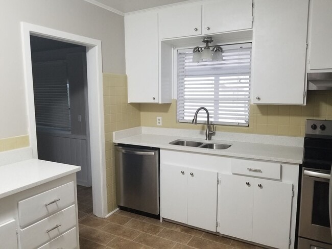 Building Photo - Palma Ceia Home at Fantastic Price!