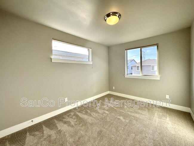 Building Photo - 5715 SE 79th Ave