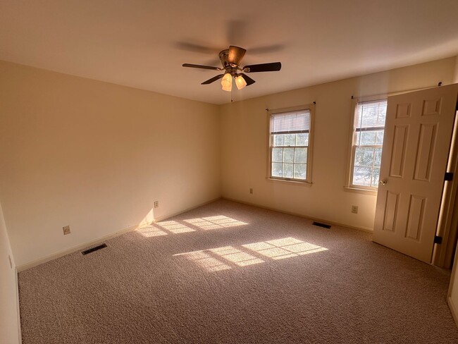 Building Photo - 2 Bed 2 Bath Townhouse