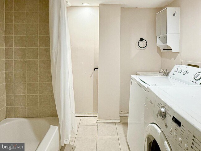 Building Photo - 116 W Berkley Ave