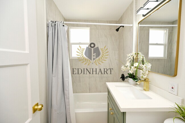 Building Photo - 1584 N Carruth Ave