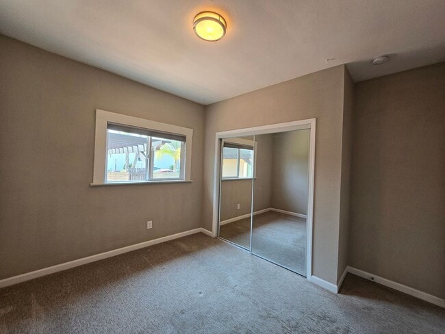 Building Photo - 3BD/2BA w/ Driveway Parking!