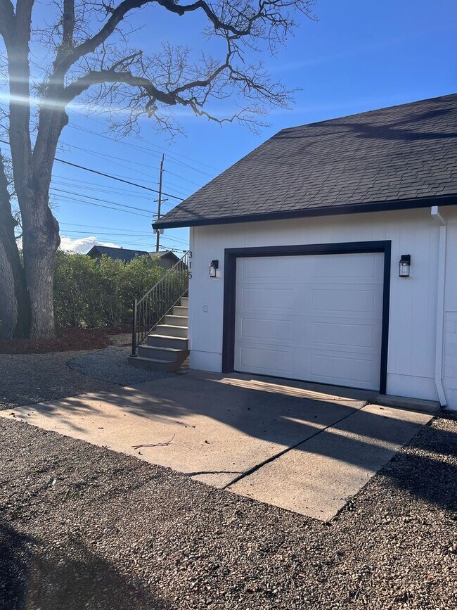 Building Photo - 315 N 1st St