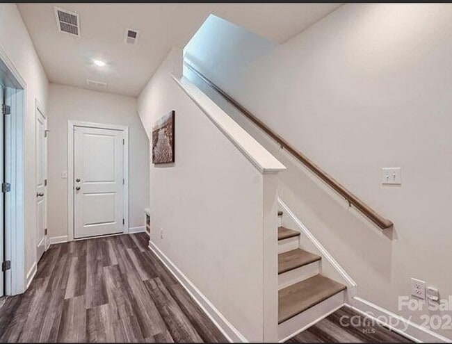 Building Photo - Spacious 4-Bed, 4-Bath Home with Modern Co...