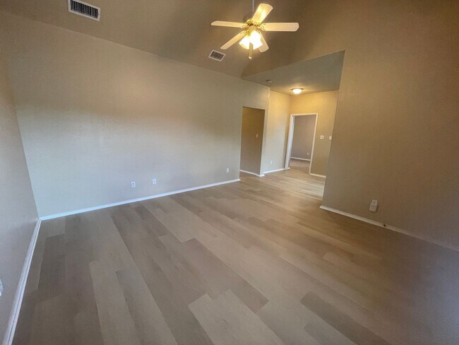 Building Photo - 105-107 Sunburst Court