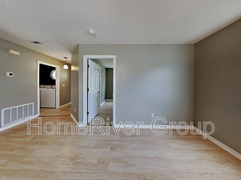 Building Photo - 352 Apple Dr