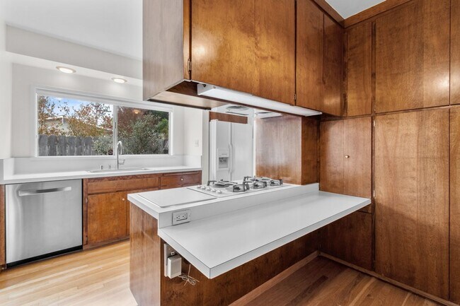 Building Photo - Upper Dimond/Lincoln Highlands Wonderful Craftsman Home!