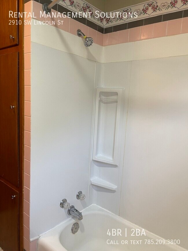 Building Photo - 2910 SW Lincoln St- 4 BED/2 BATH