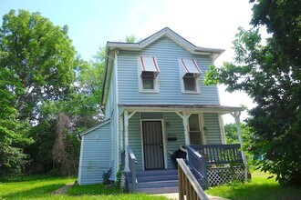 Building Photo - Spacious 3 Bedroom House