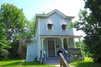 Building Photo - Spacious 3 Bedroom House