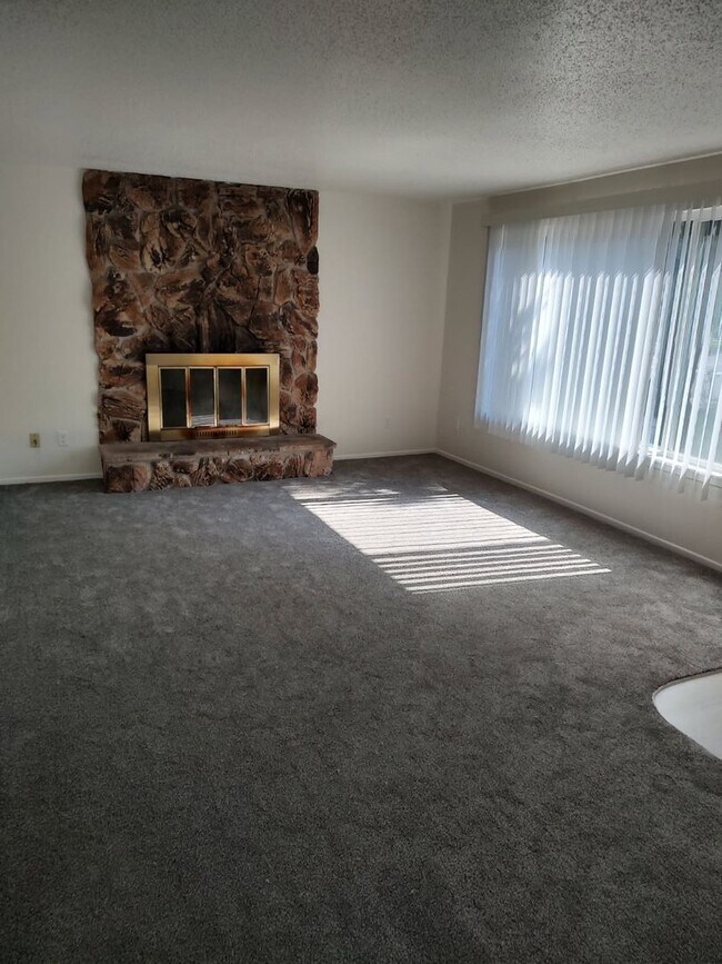 Building Photo - Available Sept. 1st.~ 3 bedroom and 1 bath...