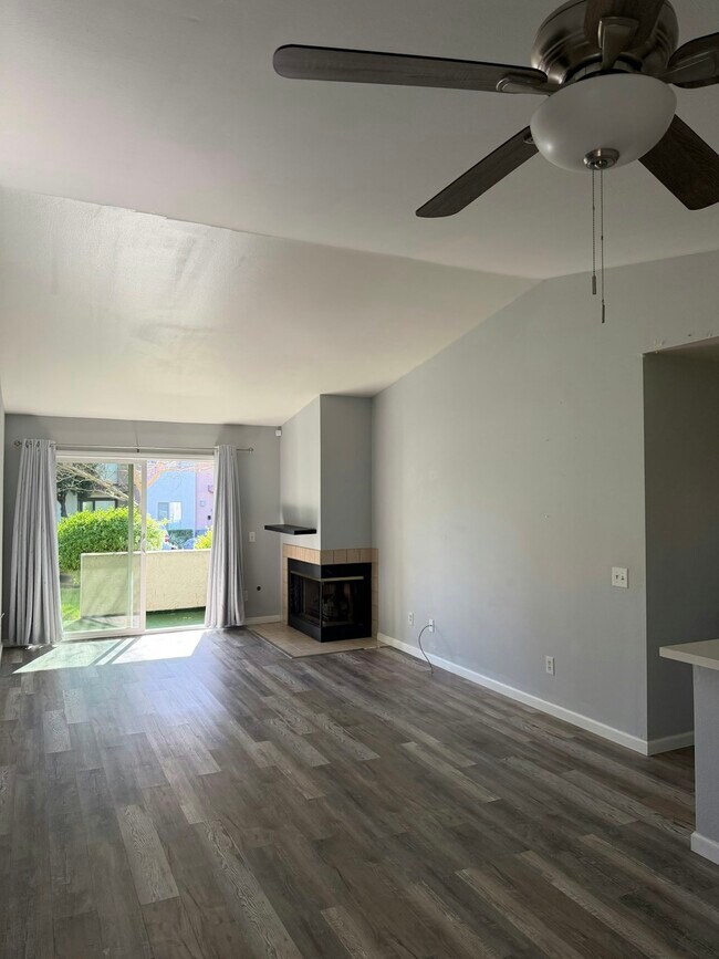 Building Photo - 2425 Cranston Dr