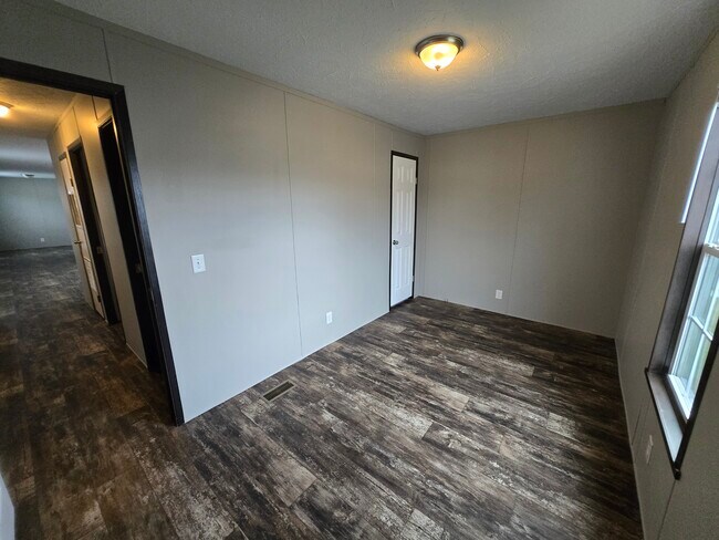 Building Photo - 6001 E Maple