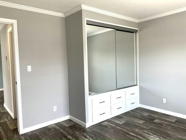 Building Photo - 419 Zeeland St