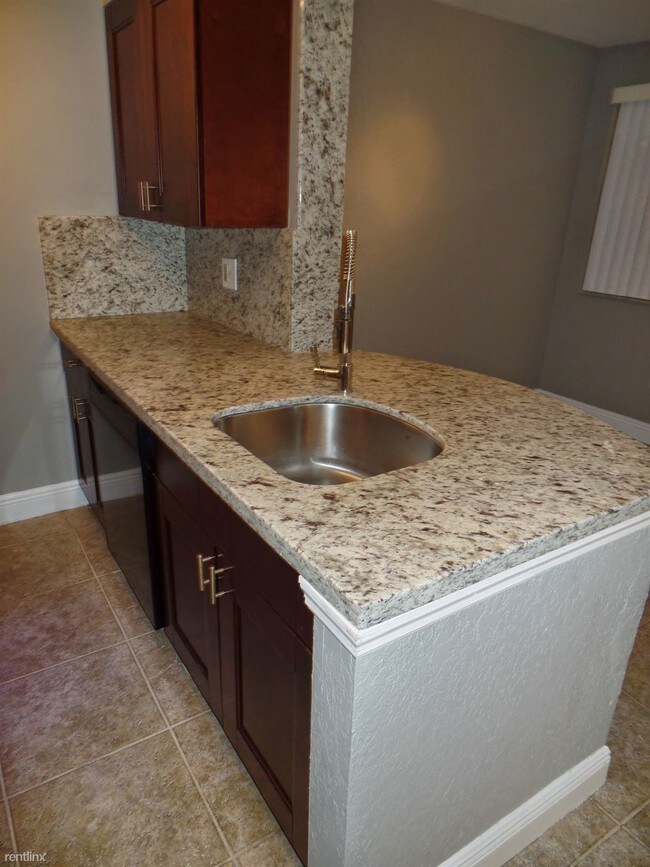 Building Photo - 1 br, 1 bath Condo - Lakeview Club