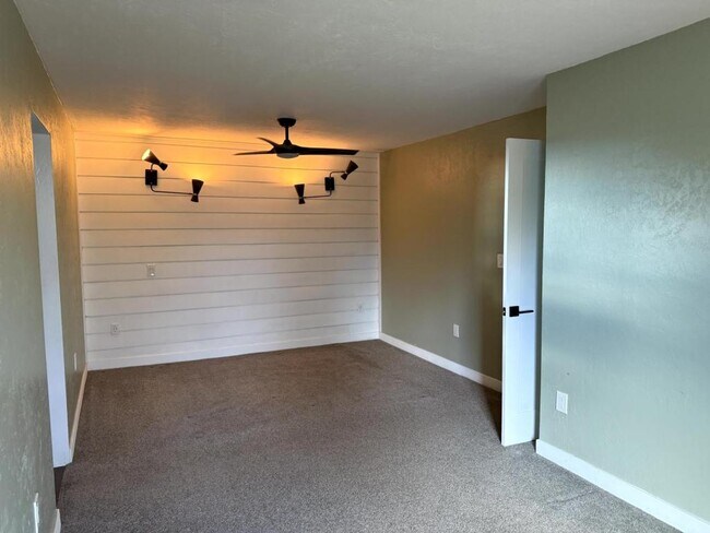 Building Photo - 6175 N Lamar St