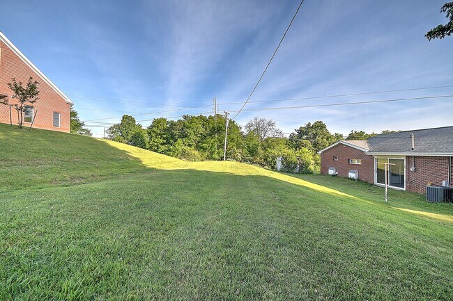 Building Photo - 210 Mt Bethel Rd