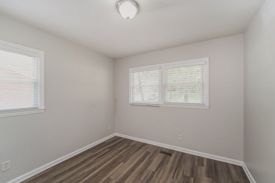 Building Photo - 2413 Dora Dr