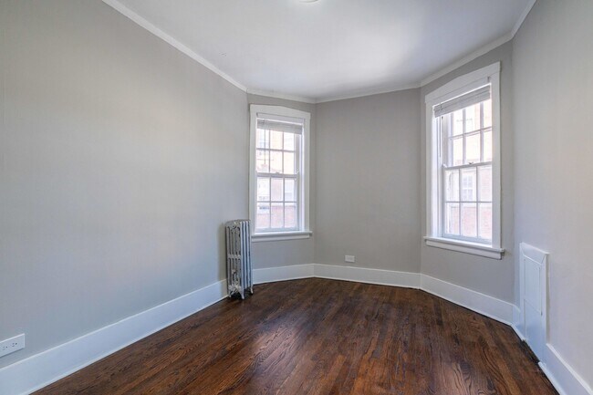 Building Photo - 7418 N Damen Ave