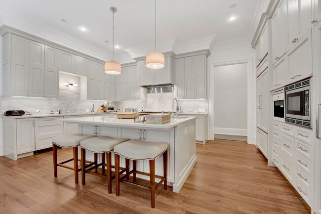 Building Photo - 103 W Chestnut St