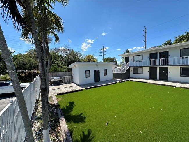 Building Photo - 2325 Arthur St