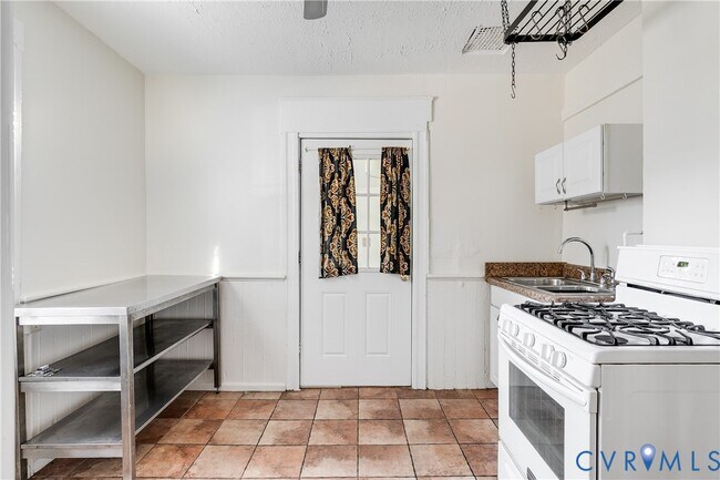 Building Photo - 430 S Pine St