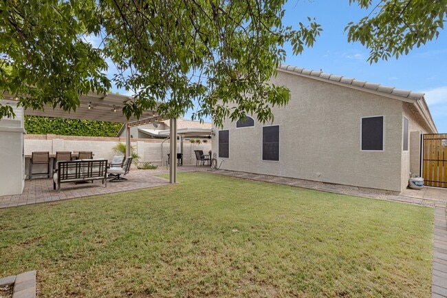 Building Photo - 4 Bedroom/2 Bathroom Remodeled home with S...