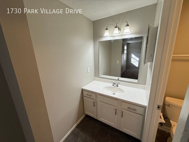 Building Photo - 1730 Park Village Dr