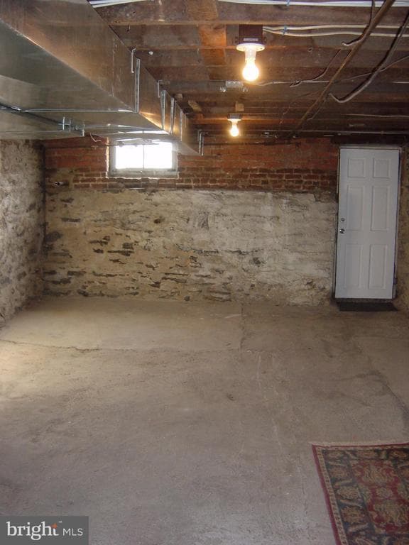 Building Photo - 103 E 7th St