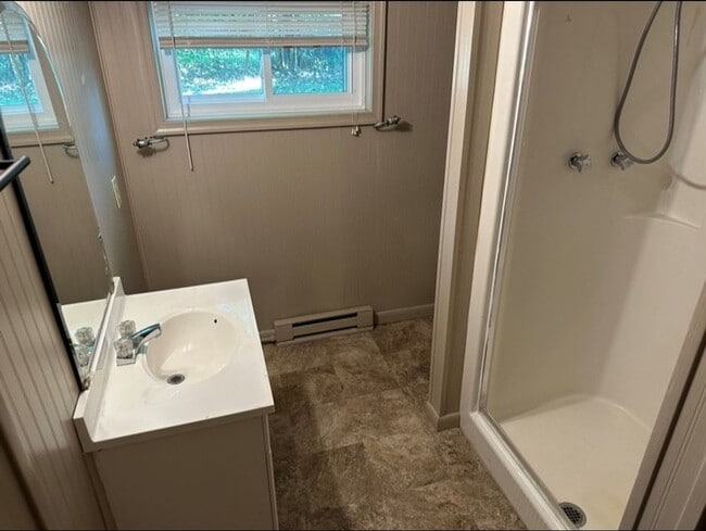 Building Photo - 1 Bedroom, 1 Bathroom Apartment in Reidsville!