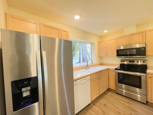 Building Photo - Bright 3-Bedroom Ground Floor Condo – Sundance at Klahanie, WA Updated & Move-In Ready with Clubh...