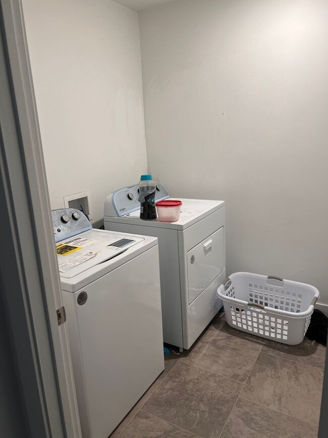 Building Photo - Beautiful Townhome in great location!