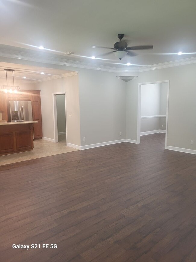 Building Photo - 4 bedroom, 3 bath, 2145 sq ft home