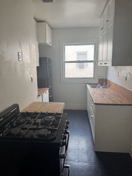 Building Photo - 245 S Berendo St