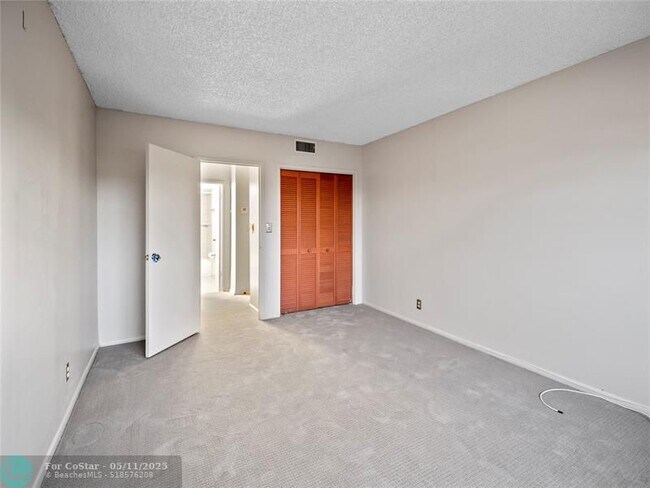 Building Photo - 2555 NE 11th St