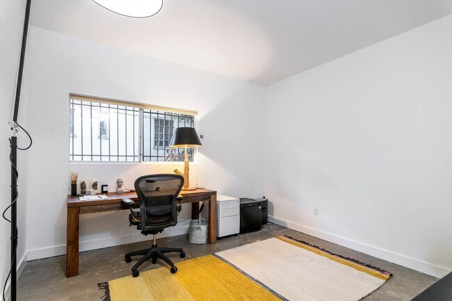 Building Photo - 166 S Hayworth Ave