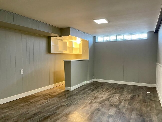 Building Photo - 505 W 70th St